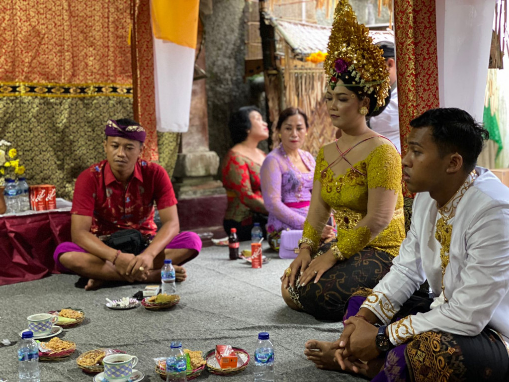 Perbekel Petang Menghadiri Undangan Prawartaka Karya Piodalan Mapulasari dan Mepandes atau Potong Gigi di Rumah I Ketut Sutena Br.Petang Suci